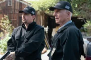 L-R: Timothy McGee (Sean Murray) und Gibbs (Mark Harmon)