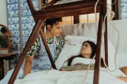 Da Frida Kahlo (Mina Sagdic) seit dem Busunfall das Bett nicht verlassen kann, malt sie liegend mithilfte eines Malgestells.