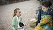 In der Hafencity lernen Alice (Emilia Flint) und ihr Hund Murphy den afghanischen Flüchtling Jamal (David Ganser) kennen.