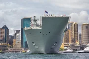Der Flugzeugträger "Adelaide" der Marine liegt am Circular Quay in Sydney.