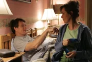 Dank neuer Einlegesohlen kommt Lois (Jane Kaczmarek, r.) nicht mehr völlig erschöpft von der Arbeit heim. Für Hal (Bryan Cranston, l.) ist das ein Problem, denn er möchte seine Rolle als sorgender Ehemann nicht verlieren ...