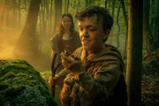 Thekk (Mick Morris Mehnert) führt Schneewittchen (Tijan Marei) in die Geheimnisse des Waldes ein.