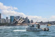 Bootsicherheitsbeauftragte patrouillieren vor dem Sydney Opera House im Hafen von Sydney.