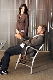 L-R: Dr. Lisa Cuddy (Lisa Edelstein) und Dr. House (Hugh Laurie)