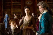 Jamie Fraser (Sam Heughan, l.), Claire (Caitriona Balfe) und Le Comte St Germain (Stanley Weber)
+++