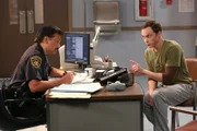 Sheldon (Jim Parsons, r.) strandet an einem Bahnhof in Arizona, da ihm im Schlafwagen all seine Sachen geklaut wurden. Erst als er von der Polizei (David Barrera, l.) aufgegriffen wird, kann er Leonard anrufen und ihn um Hilfe bitten ...