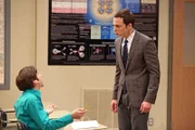 Sheldon (Jim Parsons, r.) muss unterrichten und Howard (Simon Helberg, l.) überrascht alle damit, dass er dabei die Schulbank drücken wird, während Bernadette und Penny aneinander geraten ...