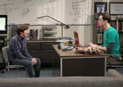 Nachdem Howard (Simon Helberg, l.) und Sheldon (Jim Parsons, r.) sich beginnen zu beleidigen, versucht Bernadette den Streit zwischen den beiden zu schlichten. Doch das ist gar nicht so einfach ...