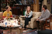 Während Sheldon (Jim Parsons, l.) und Howard sich ständig kabbeln, geraten Penny (Kaley Cuoco, M.) und Leonard (Johnny Galecki, r.) in eine Krise, weil Penny eine peinliche Rolle ablehnt ...