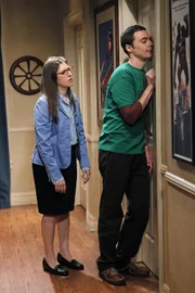 Sheldon (Jim Parsons, r.) steckt in einer Krise. Doch kann seine Freundin Amy (Mayim Bialik, l.) ihm wieder heraushelfen?