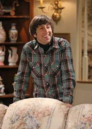 Sheldon versucht, spontan zu sein, was dazu führt, dass er mit Penny, Amy und Bernadette aneinandergerät, während Raj versucht, sich mit Howards (Simon Helberg) Hilfe auf sein Date mit Emily vorzubereiten ...