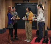 Als Raj (Kunal Nayyar, 2.v.r.) bei einem Kinobesuch auf Emily (Laura Spencer, l.) in Begleitung von Travis (Beau Casper Smart, 2.v.l.) trifft, ist er etwas irritiert und bekommt daraufhin ganz besondere Beziehungstipps von Sheldon (Jim Parsons, r.) ...