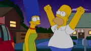 Als Marges (l.) Auto in einem gewaltigen Erdloch versinkt, muss sie sich einen neuen Wagen kaufen, den sie allerdings hasst. Homer (r.) vermutet ein tiefenpsychologisches Problem hinter ihrer Aversion gegen das neue Auto. Wird er damit Recht haben?