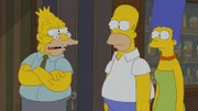 Grampa (l.) verschwindet aus seinem Altersheim. Während Homer (M.) und Marge (r.) verzweifelt versuchen, ihn zu finden, folgen sie Hinweisen, die Geheimnisse über seine Vergangenheit offenbaren ...