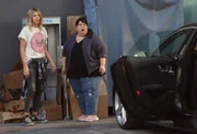 Mick (Kaitlin Olson, l.) und Alba (Carla Jimenez, r.) begleiten eine Schulklasse auf ihrem Ausflug zu einer Müllhalde. Das hat unerwartete Folgen ...