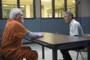 Treffen sich nach Jahren im Gefängnis wieder: Special Agent Dwayne Pride (Scott Bakula, r.) und sein inhaftierter Vater Cassius Pride (Stacy Keach, l.) ...