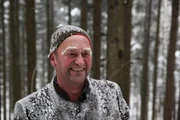 Gerti Herzog aus Mondsee zieht mit ihrer Norikerstute Trixi bei eisigen Temperaturen los, um dem Holzknecht Hans Lettner (im Bild) beim Holzziehen zu helfen