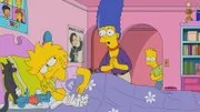 Die 17-jährige Lisa (l.) blickt, während sie ein Bewerbungsschreiben für Harvard verfasst, auf ihr bisheriges Leben zurück, und stellt fest, dass sie es mit Marge (M.), Bart (r.) und dem Rest der Familie nicht immer leicht hatte ...