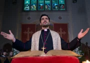 Pater Tomas (Alfonso Herrera) muss sich dem Dämon entgegenstellen, um Andys Seele und auch die Kinder zu retten ...
