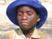 Seit seiner Geburt leidet der zwölfjährige Nkosi Gumbo an einer schweren Form von Grauem Star, der von Jahr zu Jahr zunimmt.
