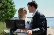 Emma (Anna Schimrigk) und Jens Rücker (Alexander Martschewski) haben gerade heimlich geheiratet und sind direkt nach dem Standesamt zum See und ihrer Lieblings-Currywurst-Bude gefahren.
