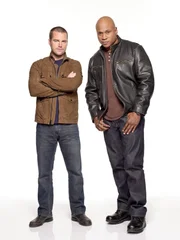 (5. Staffel) - Ermitteln Undercover im sonnigen Kalifornien um die nationale Sicherheit zu wahren: Special Agent G. Callen (Chris O'Donnell, l.) und Special Agent Sam Hanna (LL Cool J, r.) ...