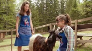 Bauernhofarbeit für Mia (Margot Nuccetelli, l.) und Sara (Lucia Luna, r.). Sie wollen eine der Ziegen melken.