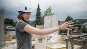 rec. Sehnsucht nach dem Eigenheim – Warum träumen Millennials noch vom Hausbau? Tirza auf der Baustelle   Copyright: SRF