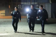 Am Tatort angekommen bekommen Nolan (Nathan Fillion, r.) und Chen (Melissa O'Neil, l.) unerwartete Unterstützung von einem alten Bekannten: Larry Macer (Greg Grunberg, M.).