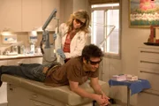Ted (Josh Radnor, r.) hat sich in die Hautärztin Stella (Sarah Chalke, l.) verguckt, die ihm in zehn Sitzungen ein Tattoo entfernen soll - wird er bei ihr auch landen können?