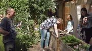 Marina und Florian bepflanzen bei dem guten Wetter gemeinsam mit ihren Kindern das Gemüsebeet im Garten. Sie erhoffen sich, durch eigene Lebensmittel, Kosten im Alltag sparen zu können.