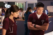 Chicago Med Staffel 2 Folge 15 Gemeinsam versuchen sie eine Lösung zu finden: Torrey DeVitto als Dr. Natalie Manning, Brian Tee als Dr. Ethan Choi  Copyright: SRF/NBC Universal