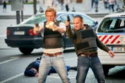 Paul (Daniel Roesner, l.) und Semir (Erdogan Atalay) stoppen die Flucht der Entführer in Budapest auf spektakuläre Weise.