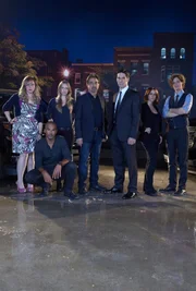 L-R: Penelope Garcia (Kirsten Vangsness), Derek Morgan (Shemar Moore), Jennifer "JJ" Jareau( A.J. Cook), David Rossi (Joe Mantegna), Aaoron Hotcher (Thomas Gibson), Kate Callahan (Jennifer Love Hewitt) und Dr. Spencer Reid (Matthew Gray Gubler).