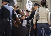 Bei einer hitzigen Demonstration gegen Polizeigewalt, versucht Jamie (Will Estes, M.) die wildgewordene Meute in Schach zu halten, vergebens ...
