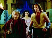 Daphne (Angela Gribben) schmuggelt Hercules (Kevin Sorbo, re.) und Iolaus (Michael Hurst) in den Palast von König Sisyphus.