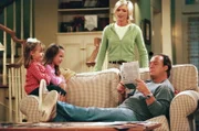 Jim (Jim Belushi, r.) und Cheryl (Courtney Thorne-Smith, 2.v.r.) überlegen sich, ob ihre vielen aufgestellten Regeln das Familienleben mit ihren Kindern Ruby (Taylor Atelian, 2.v.l.) und Gracie (Billi Bruno, l.) negativ beeinträchtigen ...