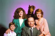 Alf (hi.) und die Familie Tanner: (v.li.) Brian (Benji Gregory), Lynn (Andrea Elson), Willie (Max Wright) und Kate (Anne Schedeen)