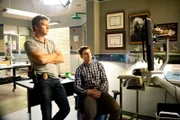 Jim (Matt Passmore, l.) und Daniel (Jordan Wall) schauen sich die Kameraaufzeichnungen eines Geisterjägers an, um den Mord einer Plantagen-Erbin aufzuklären.