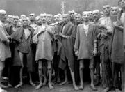 Häftlinge, fast verhungert, posieren im Konzentrationslager Ebensee, Österreich. Berichten zufolge wurde das Lager für "wissenschaftliche" Experimente genutzt. Es wurde von der 80. Division befreit.