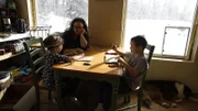 Brittany Rowland spielt mit ihren Kindern Gilbert und Elovie. (National Geographic/Sean Odom)