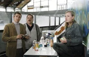 Die Rosenheim-Cops (Markus Böker, Joseph Hannesschläger) glauben, dass Oliver Wolters und seine Schwester Elli (Phillipine Pachl) in den Mord verwickelt sind.