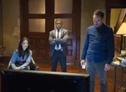 Als eine Bombe in den Büroräumen einer Firma hochgeht und zwei Opfer fordert, beginnt Sherlock Holmes (Jonny Lee Miller, r.) gemeinsam mit Joan Watson (Lucy Liu, l.) und Detective Marcus Bell (Jon Michael Hill, M.) mit den Ermittlungen ...