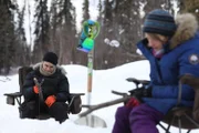 Chris Morse und seine Frau Jessi beim Eisfischen. (National Geographic/Soren Sieberts)
