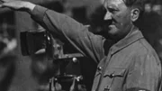 Hitler mit Filmkamera im Hintergrund, Nürnberg im Jahr 1934.
