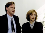 Kann Agent Tom Colton (Donal Logue, l.) Scully (Gillian Anderson, r.) und Mulder bei der Aufklärung eines sonderbaren Mordfalles helfen, bei dem ein und derselbe Mörder innerhalb von 90 Jahren 15 Morde begangen haben soll?
