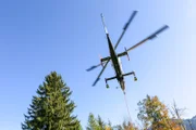 Der Hubschrauber KMAX 1200 hebt Lasten in die Luft, die schwerer sind als er selbst. Zwei ineinandergreifende Hauptrotoren mit Flettner-Klappen ermöglichen der leistungsstarken Maschine den Einsatz unter extremen Bedingungen.