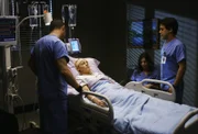 Nach ihrer Operation warten Alex (Justin Chambers, l.), Meredith (Ellen Pompeo, 2.v.r.) und George (T.R. Knight, r.) darauf, dass Izzie (Katherine Heigl, 2.v.l.) aus ihrer Narkose aufwacht. Alle hoffen, dass sie die OP gut überstanden hat ...