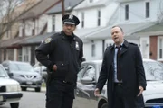 Während Danny (Donnie Wahlberg, r.) Lindas Bruder aus der Patsche helfen muss, erfährt Nicky, wie es in der wahren Polizeiwelt aussieht ...