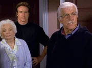 Mark (Dick Van Dyke, r.) und Steve (Barry Van Dyke, M.) konfrontieren eine aufmerksame Nachbarin mit dem Mordverdächtigen.